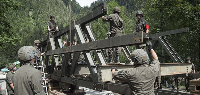 Ein Transporthubschrauber landet Soldaten an