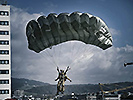 2.1.: Fallschirmspringer des Jagdkommandos beim Sprung-Training. (Bild öffnet sich in einem neuen Fenster)