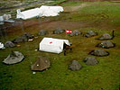 Die ersten Anfänge - das Lager am 11. April 1999. (Bild öffnet sich in einem neuen Fenster)