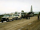 Kfz Konvoi nach dem Entladen aus Hercules C 130. (Bild öffnet sich in einem neuen Fenster)