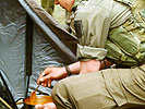 Soldat des Sicherungselementes bei Essenszubereitung. (Bild öffnet sich in einem neuen Fenster)