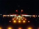 Landung einer F/A-18 bei Nacht. (Bild öffnet sich in einem neuen Fenster)