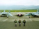 Piloten aus der Schweiz, Österreich und Frankreich mit ihren Jets. (Bild öffnet sich in einem neuen Fenster)