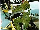 Pilot beim Einstieg in einen Saab Draken. (Bild öffnet sich in einem neuen Fenster)
