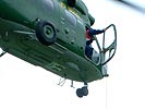 Mi-2 beim Versenken des Kegels in der Dachluke. (Bild öffnet sich in einem neuen Fenster)