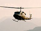 Eine Agusta Bell 212 im Einsatz. (Bild öffnet sich in einem neuen Fenster)