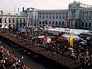 26.10.2000
Angetreten vor der Wiener Hofburg. (Bild öffnet sich in einem neuen Fenster)