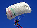 Eröffnungsfeier mit internationalen Fallschirmspringern. (Bild öffnet sich in einem neuen Fenster)