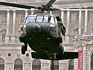 ...Einfliegen eines S-70 Black Hawk vor der Hofburg. (Bild öffnet sich in einem neuen Fenster)