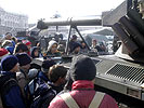 Interessierte Schüler vor dem Jagdpanzer Kürassier. (Bild öffnet sich in einem neuen Fenster)