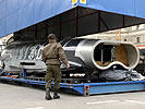 Das Modell des Eurofighters wird ausgepackt... (Bild öffnet sich in einem neuen Fenster)