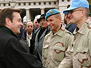 Minister Platter im Gespräch mit österreichischen UN-Soldaten. (Bild öffnet sich in einem neuen Fenster)