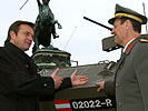 Generalmajor Semlitsch im Gespräch mit dem Verteidigungsminister. (Bild öffnet sich in einem neuen Fenster)