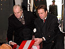Kranzniederlegung durch Bundespräsident Klestil und Minister Platter. (Bild öffnet sich in einem neuen Fenster)