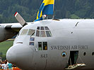 C-130 der Schwedischen Luftwaffe, darüber die Patrulla Aguila. (Bild öffnet sich in einem neuen Fenster)