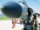 Sea Harrier FA2 von vorne. (Bild öffnet sich in einem neuen Fenster)