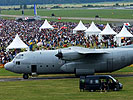 C 130 Hercules, dahinter Tausende von Zuschauern. (Bild öffnet sich in einem neuen Fenster)