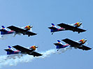 Red Bull Aerobatic Team mit Zlin 50. (Bild öffnet sich in einem neuen Fenster)