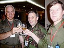 Generalmajor Johann Culik mit ausländischen Übungsteilnehmern. (Bild öffnet sich in einem neuen Fenster)