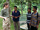 Major Winter im Gespräch mit jungen Sri Lankern. (Bild öffnet sich in einem neuen Fenster)
