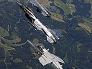 Zwei F-16 in Begleitung einer Saab 105. 
 Foto: K. Tokunaga. (Bild öffnet sich in einem neuen Fenster)