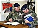 Der französische General und sein Adjutant signieren das Gästebuch. (Bild öffnet sich in einem neuen Fenster)