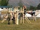Angenehme Abwechslung: Die Soldaten errichten einen Kinderspielplatz. (Bild öffnet sich in einem neuen Fenster)