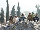 Diese Pakistaner beobachten die Österreicher bei ihrer Arbeit. (Bild öffnet sich in einem neuen Fenster)
