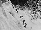 Im Bergführerkurs lernen die Männer das Stufenschlagen... (Bild öffnet sich in einem neuen Fenster)
