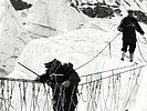 Ein Seilsteg hilft beim überqueren einer Gletscherspalte. (Bild öffnet sich in einem neuen Fenster)