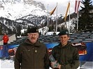 Generalleutnant Entacher überreicht den Ehrenpreis an Rekrut Wimberger. (Bild öffnet sich in einem neuen Fenster)