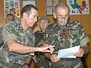 Der Kommandant der Landstreitkräfte aus Madrid wird eingewiesen. (Bild öffnet sich in einem neuen Fenster)