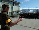 ...begrüßt die Soldaten der Übungsleitung in Absam. (Bild öffnet sich in einem neuen Fenster)