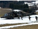 Ein "Black Hawk" des Bundesheers nimmt österreichische Gebirgsjäger auf. (Bild öffnet sich in einem neuen Fenster)