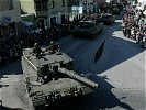 ...die teilnehmenden Kampfpanzer "Leopard" 2A4... (Bild öffnet sich in einem neuen Fenster)