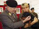 Höfler mit einem seiner Bediensteten: einem Welpen der Militärhundestaffel. (Bild öffnet sich in einem neuen Fenster)