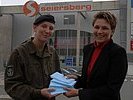 Karin Pfeffer von der Shoppingcity Seiersberg bedankt sich mit Gutscheinen. (Bild öffnet sich in einem neuen Fenster)