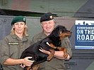 Generalleutnant Höfler mit einer Hundeführerin und ihrem Schützling. (Bild öffnet sich in einem neuen Fenster)