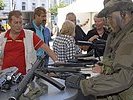 Ein Soldat des Jagdkommandos präsentiert Spezialwaffen. (Bild öffnet sich in einem neuen Fenster)