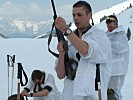 Die Soldaten bereiten ihre Waffen für das Scharfschießen im Gebirge vor. (Bild öffnet sich in einem neuen Fenster)