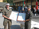 Ölböck r. und Oberstleutnant Kiesenwetter mit Partnerschafts-Urkunden. (Bild öffnet sich in einem neuen Fenster)