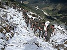 Die Soldaten marschieren hinauf zu den bereits verschneiten Gipfeln. (Bild öffnet sich in einem neuen Fenster)