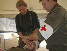 Sanitäter kümmerten sich um kleinere Verletzungen. (Bild öffnet sich in einem neuen Fenster)