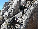 Die Soldaten bewältigen steile Felswände. (Bild öffnet sich in einem neuen Fenster)