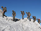 Soldaten beim Marsch im Gebirge. (Bild öffnet sich in einem neuen Fenster)