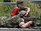 ...und tschechische Kameraden beim Scharfschießen mit dem Maschinengewehr. (Bild öffnet sich in einem neuen Fenster)