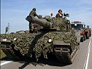 "Leopard"-Kampfpanzer sicherten den Marschweg der Transportkolonne. (Bild öffnet sich in einem neuen Fenster)