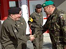 Generalleutnant Höfler begrüßt den tschechischen Streitkräftekommandanten. (Bild öffnet sich in einem neuen Fenster)