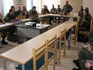 Der albanische Übungsleiter weist die Brigademitglieder ein. (Bild öffnet sich in einem neuen Fenster)