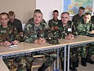 Die albanischen Betreuungs-Offiziere. (Bild öffnet sich in einem neuen Fenster)